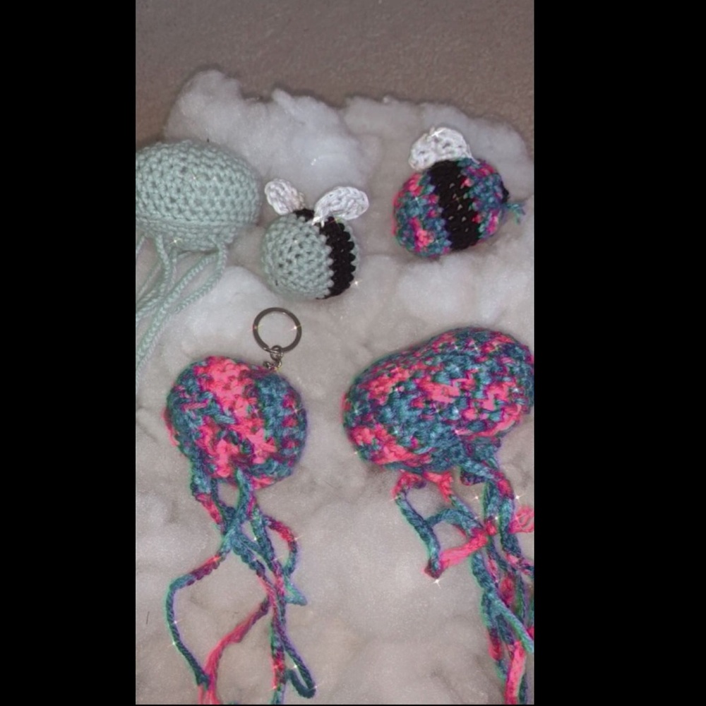 Crochet jellyfish and bee with or without keychain - Picture 2 of 6